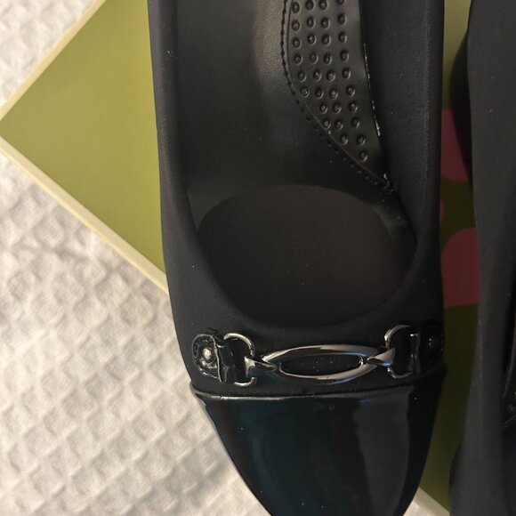 Exceptionally Comfortable and Stylish Black and Patent Leather Women's Shoes - Picture 4 of 9